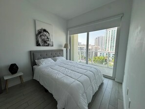 2 bedrooms, iron/ironing board, WiFi, bed sheets - Modern 2-Bedroom Apartment in Miami + Parking (Miami)