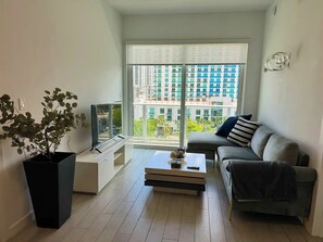 Living area - Modern 2-Bedroom Apartment in Miami + Parking (Miami)
