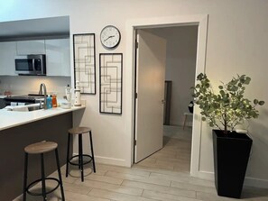 Private kitchen - Modern 2-Bedroom Apartment in Miami + Parking (Miami)