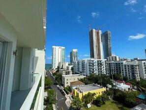Property grounds - Modern 2-Bedroom Apartment in Miami + Parking (Miami)