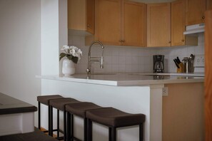 Fridge, cookware/dishes/utensils