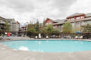 Pool - Wolf Mountain Escape (Canmore)