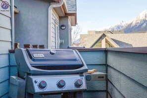 Property grounds - Wolf Mountain Escape (Canmore)