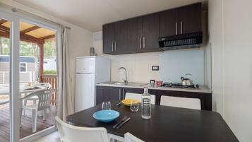 Kühlschrank, Herdplatte, Hochstuhl, Kochgeschirr/Geschirr/Besteck