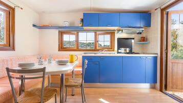 Kühlschrank, Herdplatte, Hochstuhl, Kochgeschirr/Geschirr/Besteck