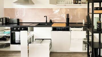 Een koelkast, een magnetron, een oven, een kookplaat