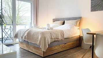 2 slaapkamers, een bureau, een strijkplank/strijkijzer, reisbedje