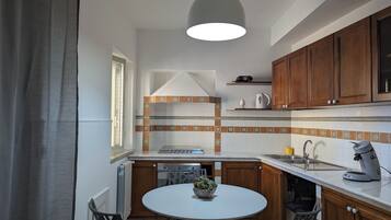 Køleskab, mikrobølgeovn, ovn, kogeplade