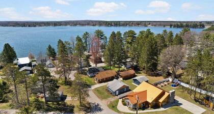 Embrace Year-Round Adventure at our Charming Lake Cottage!