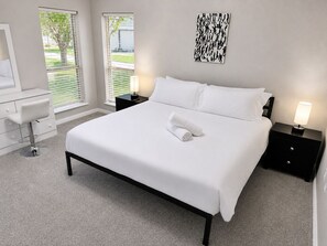 3 habitaciones, tabla de planchar con plancha, wifi y ropa de cama