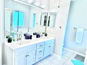 Dusche, Whirlpool, Haartrockner, Handtücher