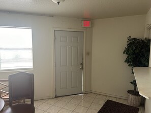 Coin salon dans le hall