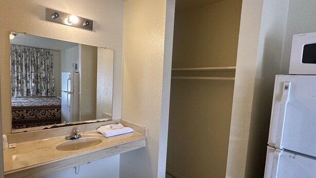 Standard Room, 1 King Bed | Bathroom
