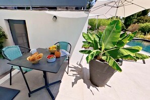 Outdoor dining - Home-cassis.maison Julou. Studio Dans Villa, Piscine Chauffée, Parking, Terrasse (CASSIS)