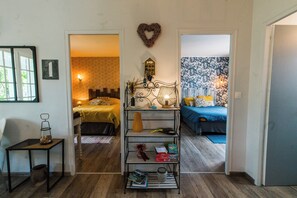 2 habitaciones y tabla de planchar con plancha 