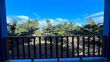 Quarto triplo standard, vista para o mar | Área de estar