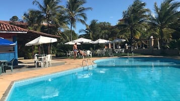 2 piscine all'aperto, cabine incluse nel prezzo, ombrelloni da piscina