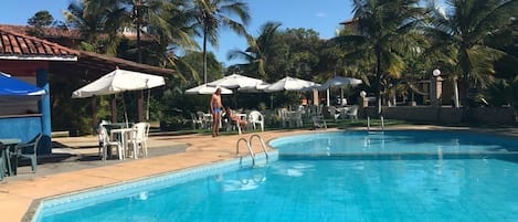 2 piscines extérieures, cabanons gratuits, parasols de plage
