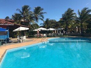 2 piscinas al aire libre, camas de piscina gratis, sombrillas