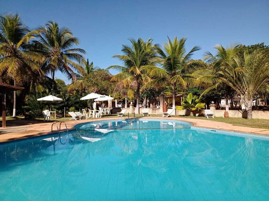2 piscinas externas, funciona das 9h às 20h, barracas de cortesia