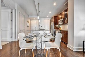 Fridge, microwave, oven, stovetop - nr Piedmont Park 1BR w/ Full Kitchen& Pool | Midtown ATL (Atlanta)