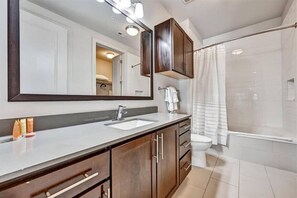 Douche, sèche-cheveux, serviettes fournies