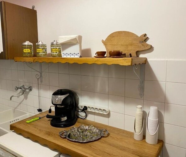 Een oven, een kookplaat, een vaatwasser, kookgerei, borden en bestek