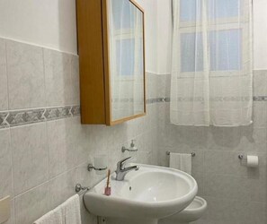 Een haardroger, een bidet, handdoeken, zeep