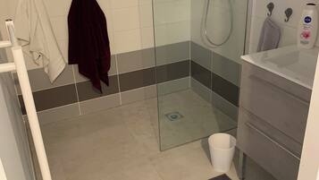 Secadora de cabello, toallas, jabón, papel de baño