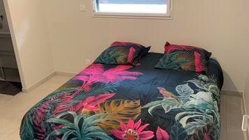 1 habitación, tabla de planchar con plancha, wifi y ropa de cama