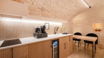 Suite de lujo, 1 cama de matrimonio grande | Cocina privada | Frigorífico grande, placa de cocina y máquina de café espresso
