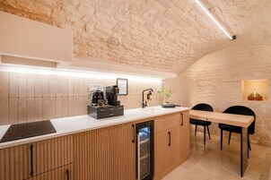 Suite de lujo, 1 cama de matrimonio grande | Cocina privada | Frigorífico grande, placa de cocina y máquina de café espresso