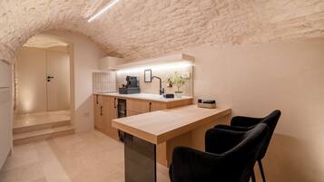 Luxury Suite, 1 King Bed | Private kitchen