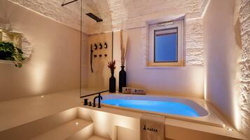 Suite de lujo, 1 cama King size | Baño | Tina y regadera independientes y tina de hidromasaje