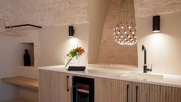 Suite de lujo, 1 cama de matrimonio grande | Zona de estar | Smart TV de 50 pulgadas con canales digitales, una chimenea