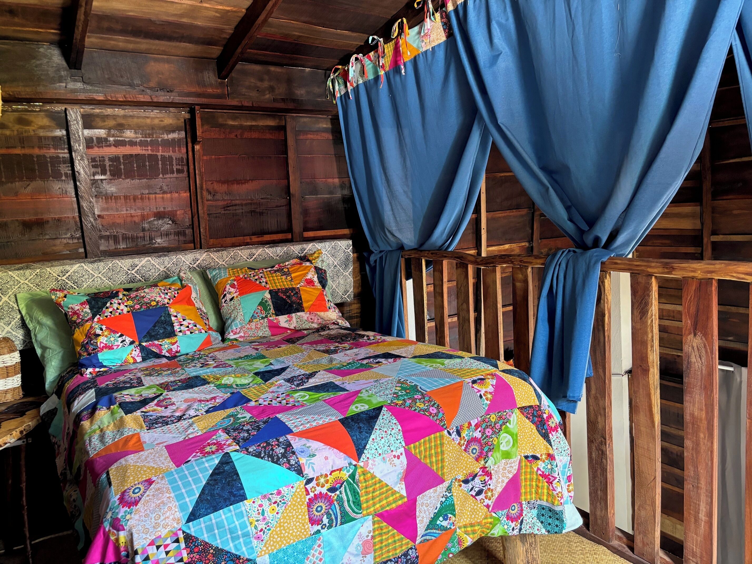 Perusmökki, patio, näköala uima-altaalle | Silitysrauta/-lauta, ilmainen Wi-Fi