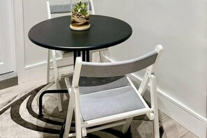 Dining - Studio - Sleeps 3 - Short Walk to King's Cross (London)