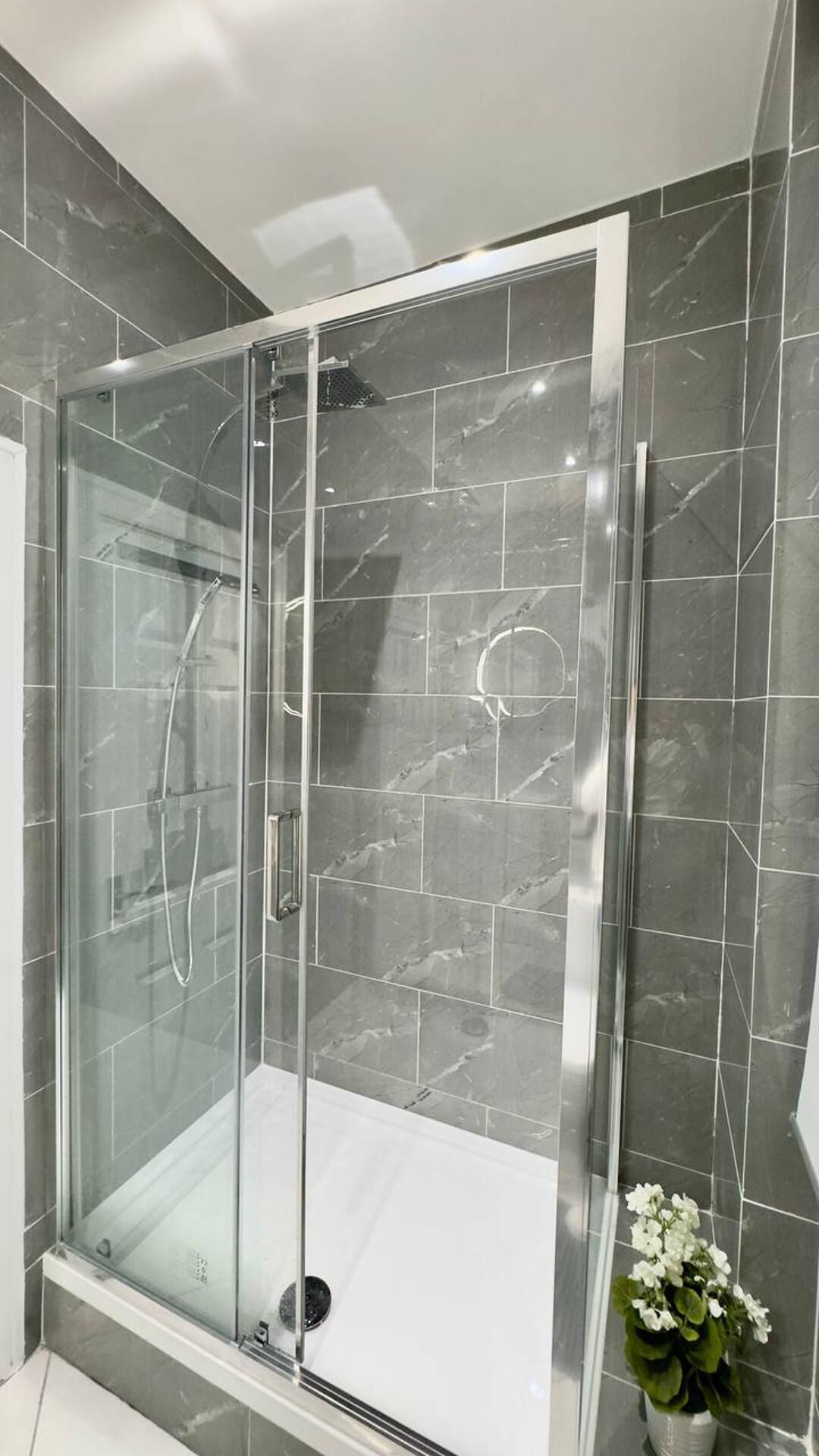 Apartment | Bathroom | Shower, hair dryer, towels