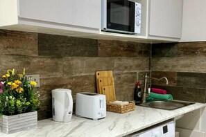 Fridge, microwave, oven, electric kettle - Studio - Sleeps 3 - Short Walk to King's Cross (London)