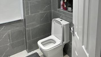 Een douche, een haardroger, handdoeken