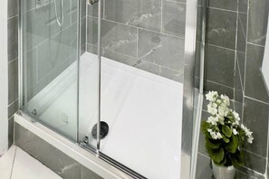 Bruser, hårtørrer, håndklæder