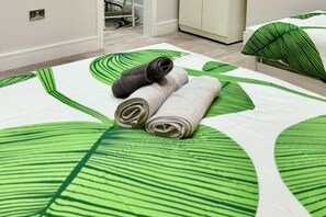 1 bedroom, iron/ironing board, free WiFi, bed sheets - Studio - Sleeps 3 - Short Walk to King's Cross (London)