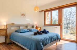 5 bedrooms, iron/ironing board, travel cot, Internet