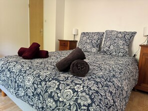 5 bedrooms, iron/ironing board, travel crib, internet