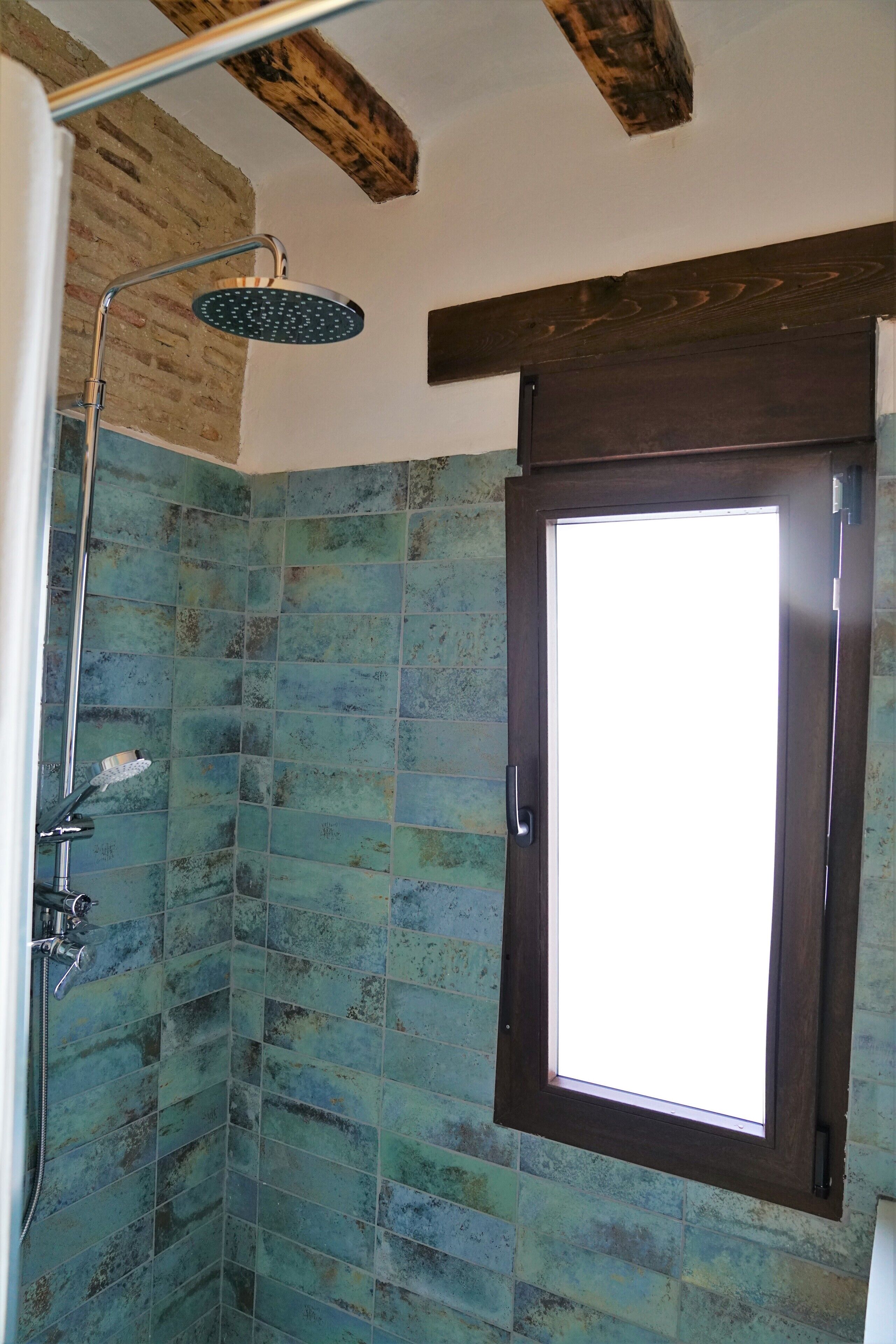 Sèche-cheveux, serviettes fournies, savon, papier toilette