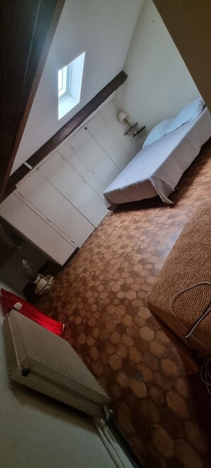 5 chambres, lit parapluie