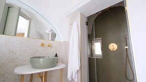 Dusche, Haartrockner, Bidet, Handtücher