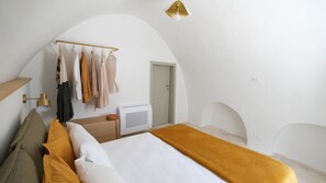 1 soverom, strykejern/-brett, reiseseng for barn og sengetøy