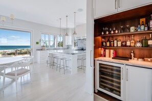 Microwave, oven, stovetop, dishwasher - East Hampton, NY on the Water, Private Beach  (East Hampton)
