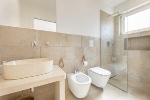Shower, hair dryer, bidet, towels - Appartamento Aspri Rosa - Carovigno (Carovigno)